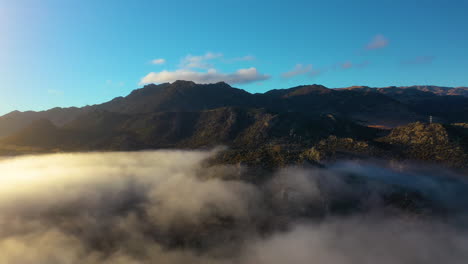 Luftaufnahmen-Am-Frühen-Morgen-über-Wolken-In-Den-Bergen-Neuseelands