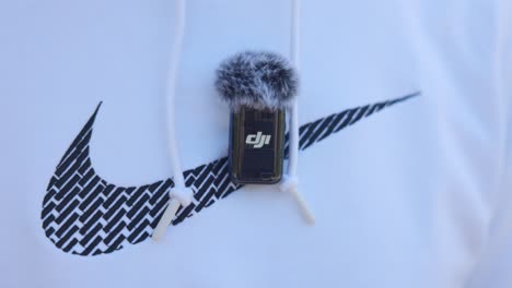 DJI-Osmo-Pocket-3-Funksender-Und-Mikrofon-Angeschlossen-Und-An-Der-Kleidung-Befestigt