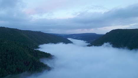 Drohnenaufnahmen-Bei-Schwachem-Licht-Von-Sil-Canyon,-Bedeckt-Mit-Dichtem-Nebel,-Galizien,-Spanien