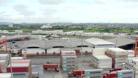 Panoramaaufnahme-Von-Containern-Und-Hafen,-Zoll