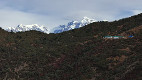 Hügel-Und-Bergkette-Im-Nepalesischen-Pikeypeak-Gebiet,-Drohnenaufnahme,-Schwelgende-Berge,-4K