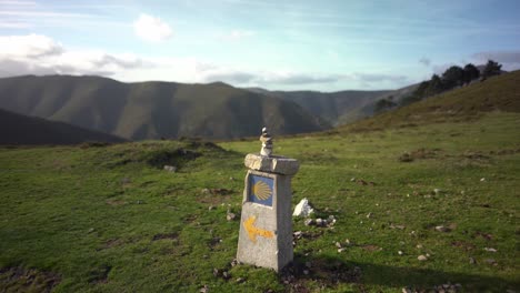 Camino-De-Santiago-Signo-De-Concha-De-Flecha-Amarilla-Que-Muestra-El-Camino-A-Compostela