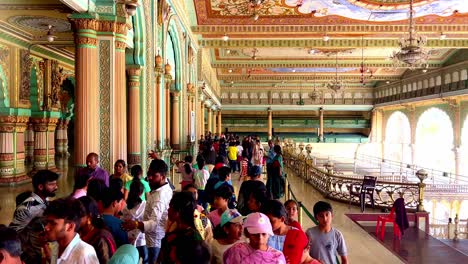 Eine-Gruppe-Von-Touristen,-Die-An-Einem-Sonnigen-Tag-In-Indien-Durch-Den-Mysore-Palast-Spaziert,-Aufgenommen-In-4K
