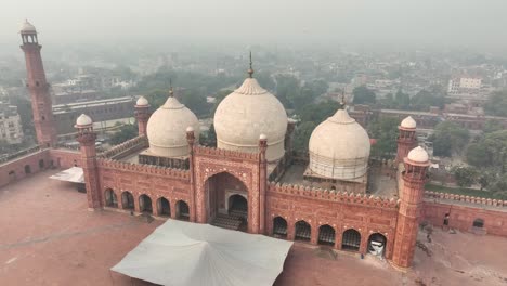 Mezquita-Badshahi-Vacía-En-Lahore,-Toma-Aérea-Establecida-En-Pakistán