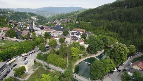 Paisaje-Urbano-Junto-Al-Río-Jajce,-Bosnia-Herzegovina.-Paso-Elevado-Aéreo