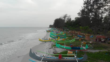 Volando-Hacia-Atrás-Sobre-Coloridos-Barcos-De-Pesca-En-Belitung-Indonesia,-Aéreo
