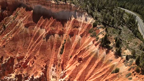 Imágenes-Aéreas-Cinematográficas-De-Drones-Resaltan-Una-Formación-Rocosa-Roja-Abstracta-En-Bryce-Canyon