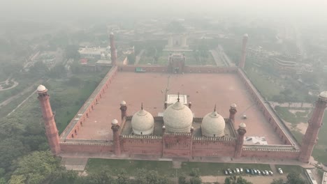 Aerial-Badshahi-Mosque-Mughal-era-congregational-mosque-in-Lahore,-Punjab,-Pakistan