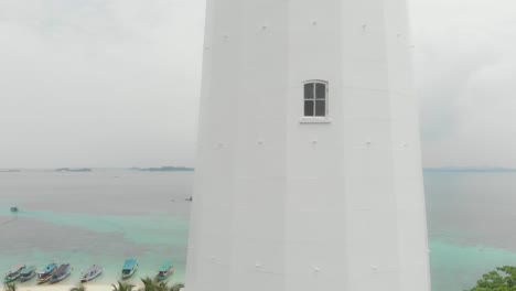 Nahaufnahme-Des-Leuchtturms-Auf-Der-Insel-Lengkuas-Belitung,-Luftaufnahme