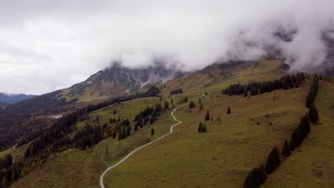 Sensacional-Paisaje-Montañoso-De-Los-Alpes-Austriacos-Con-Picos-Cubiertos-De-Nubes,-Aéreo