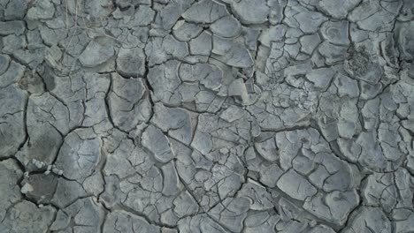 Cracks-have-appeared-in-the-ground-due-to-lack-of-rain-for-many-days