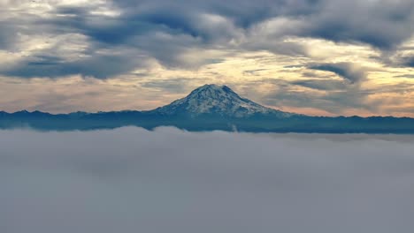 Mount-Rainier-Snowy-Peak-With-Sea-Of-Clouds-In-Washington,-USA