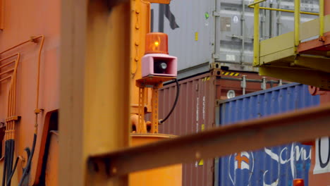 Allgemeine-Aufnahme-Des-Entladens-Von-Frachtcontainern-In-Einem-Hafen,-Zoll