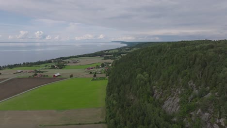 Pueblo-Sueco-Y-Montañas-Forestales-Cerca-De-Vattern,-Suecia