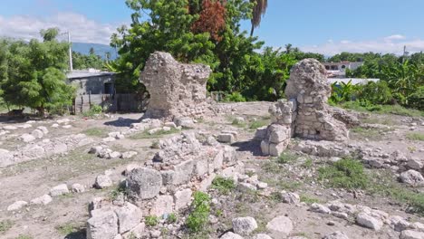 Piedras-Permanecieron-En-Las-Ruinas-Del-Convento-De-La-Merced,-Un-Hito-Histórico-En-El-Pueblo-Viejo,-Azua,-República-Dominicana