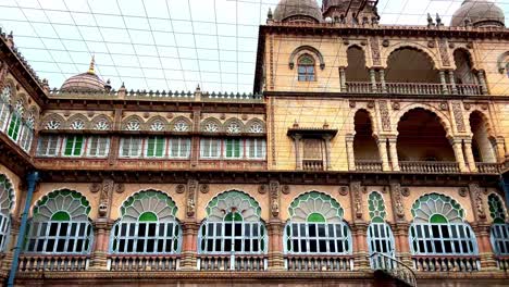 Arquitectura-Histórica-Del-Palacio-Maharajá-De-Mysore-Con-Un-Hermoso-Interior-De-Madera-Y-Piedra
