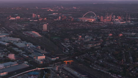 Eng-Kreisende-Luftaufnahme-über-Wembley-Im-Nordwesten-Londons-Bei-Sonnenaufgang
