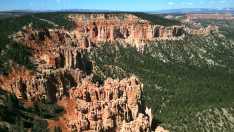 Von-Einer-Drohne-Aufgenommene-Luftaufnahmen-Zeigen-Die-Atemberaubenden-Roten-Felsformationen-Der-Landschaft-Des-Bryce-Canyon