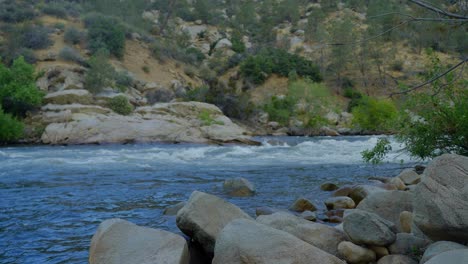 Die-Geräusche-Eines-Flusses-Im-Kern-River-In-Kalifornien-Mit-Weißen-Stromschnellen