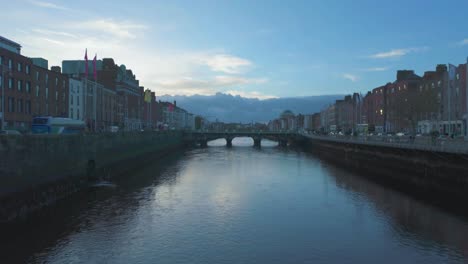Ein-4K-Blick-Auf-Den-Dublin-River-Liffey-Bei-Ebbe-An-Einem-Winterabend