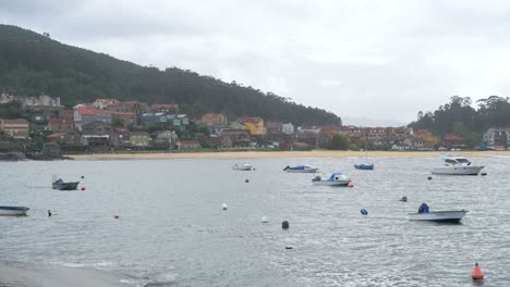 Small-boats-on-the-shore-at-the-fishing-village-of-Aldán,-Galicia