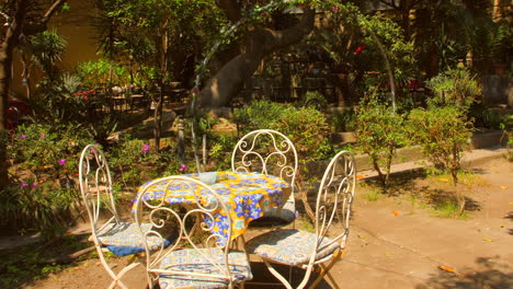 Typischer-Italienischer-Garten-Mit-Rundem-Tisch-Und-Stühlen-An-Einem-Sonnigen-Tag