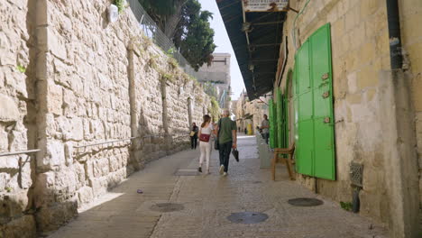Menschen,-Die-Durch-Die-Alten-Straßen-Von-Jerusalem-In-Israel-Gehen