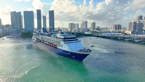 Wunderschöne-Luftaufnahme-Eines-Wunderschönen-Weißen-Und-Blauen-Kreuzfahrtschiffes,-Das-Im-Hafen-Von-Miami-Anlegt