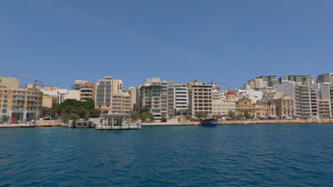 Die-Neuen-Gebäude-Der-Stadt-Valletta-Auf-Malta-Vom-Meer-Aus-Gesehen