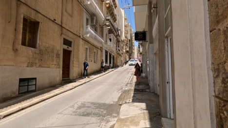 Calles-Estrechas-Típicas-Con-Coloridos-Balcones-En-La-Valeta,-Malta
