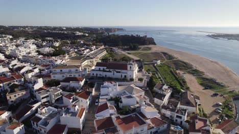 Luftpanorama-Der-Küstenstadt-Ferragudo,-Algarve,-Portugal