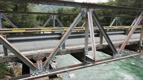 Stabile-Brücke-über-Den-Gebirgsfluss-In-Neuseeland