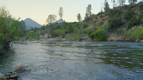 Die-Entspannenden-Geräusche-Von-Vögeln-Und-Flüssen-Im-Kern-River-In-Kalifornien