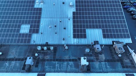 Draufsicht-Auf-Das-Dach-Eines-Gebäudes,-Das-Mit-Sonnenkollektoren-Bedeckt-Ist,-Inmitten-Von-Lüftungssystemen