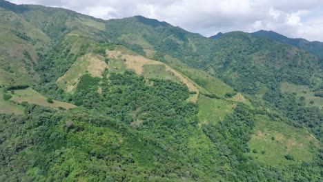 Aerial-shot-of-mountains-and-dense-forest-in-Loma-de-Blanco-Bonao,-Dominican-Republic