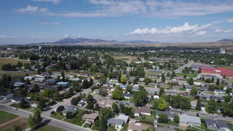 Panorama-De-La-Urbanización-En-Los-Suburbios-De-Lewistown,-Condado-De-Fergus,-Montana,-Estados-Unidos