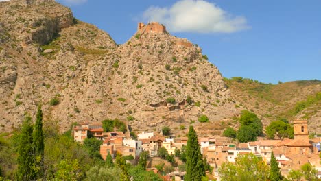 Castell-De-Borriol-–-Burg-Von-Borriol-Auf-Dem-Felsigen-Berg-über-Der-Historischen-Stadt-In-Der-Gemeinde-Valencia,-Spanien