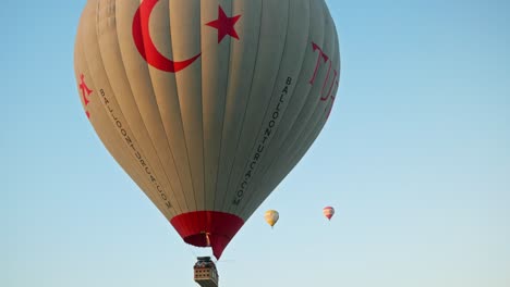 Türkischer-Halbmond-Und-Stern-Heißluftballonflug-Blauer-Himmel