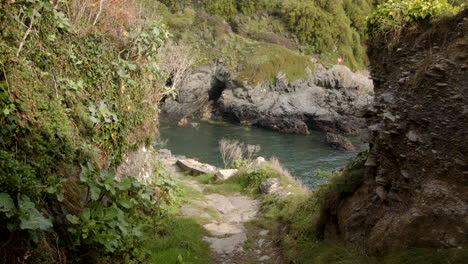 Mirando-Hacia-Un-Antiguo-Camino-De-Pescadores-En-Bessy&#39;s-Cove,-Enys,-Cornwall