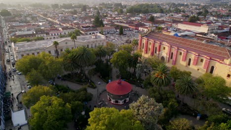 In-San-Cristobal-De-Las-Casas-Leuchtet-Der-Stadtplatz-Bei-Sonnenuntergang-–-Eine-Bezaubernde-Konvergenz-Von-Tradition-Und-Dämmerungsreiz