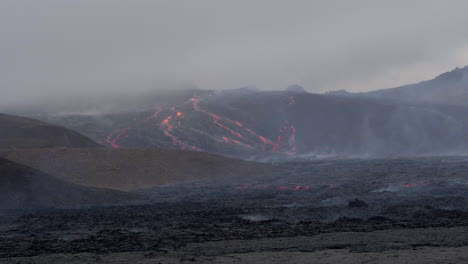 Volcán-Fagradalsfjall-En-Islandia,-Tiro-Aéreo-Bajo-Sobre-La-Lava-Enfriada-Hacia-El-Río-De-Lava