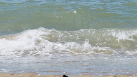 Wellen-Rauschen-Plätschernd-Zum-Ufer-Und-Zum-Sand,-Während-Blasen-An-Der-Küste-Eines-Strandes-In-Pattaya,-Thailand,-Sichtbar-Werden
