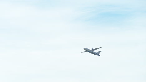 Aufsteigendes-Flugzeug-Nach-Einem-Erfolgreichen-Start-Tagsüber,-Dünn-Mit-Weißen-Wolken-Und-Blauem-Himmel,-Turboprop-Flugzeug,-Thailand