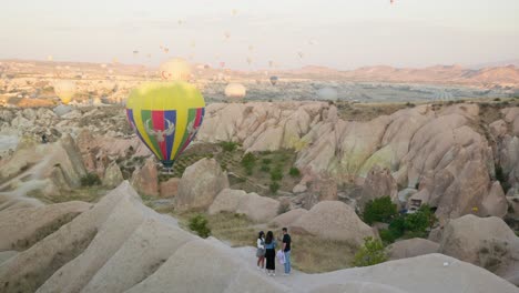 Fotoshooting-Gruppen-Selfies-Heißluftballons-Wunderschöne-Malerische-Landschaft