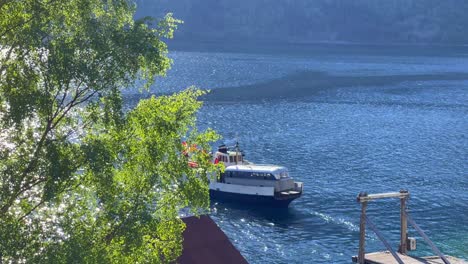 Un-Antiguo-Ferry-Sale-Del-Muelle-En-La-Hermosa-Eikesdal-En-El-Municipio-De-Molde.