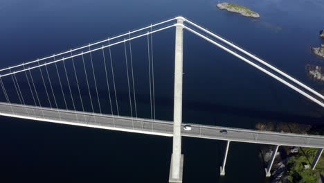 Die-Gjemness-Brücke-Ist-Eine-Hängebrücke,-Die-Den-Gjemness-Sund-Zwischen-Gjemnes-Auf-Dem-Festland-Und-Bergsøya-überquert