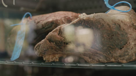 Riesige-Stücke-Trockenes-Australisches-Rindfleisch,-Etikettiert-Und-Im-Kühlschrank-Aufbewahrt