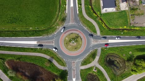 Kreisverkehr-In-Den-Niederlanden,-Umgeben-Von-Grünen-Feldern-Und-Einigen-Gebäuden