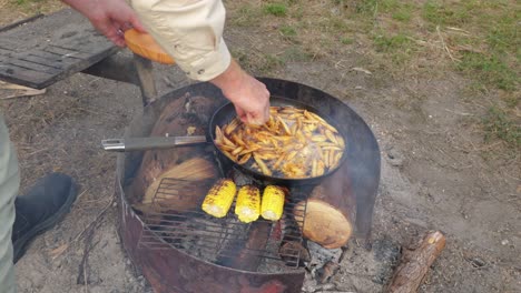 Un-Hombre-Cocina-Pescado-Y-Patatas-Fritas-En-Una-Fogata-En-Australia.