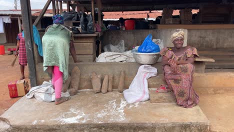 Afrikanische-Frauen-Arbeiten-In-Einem-Dorf-In-Kumasi,-Ghana